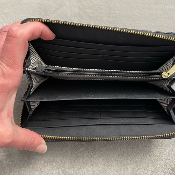 💜Olivia & Joy New York Black Quilted Faux Leather Zip Around Clutch Wallet - Picture 5 of 5